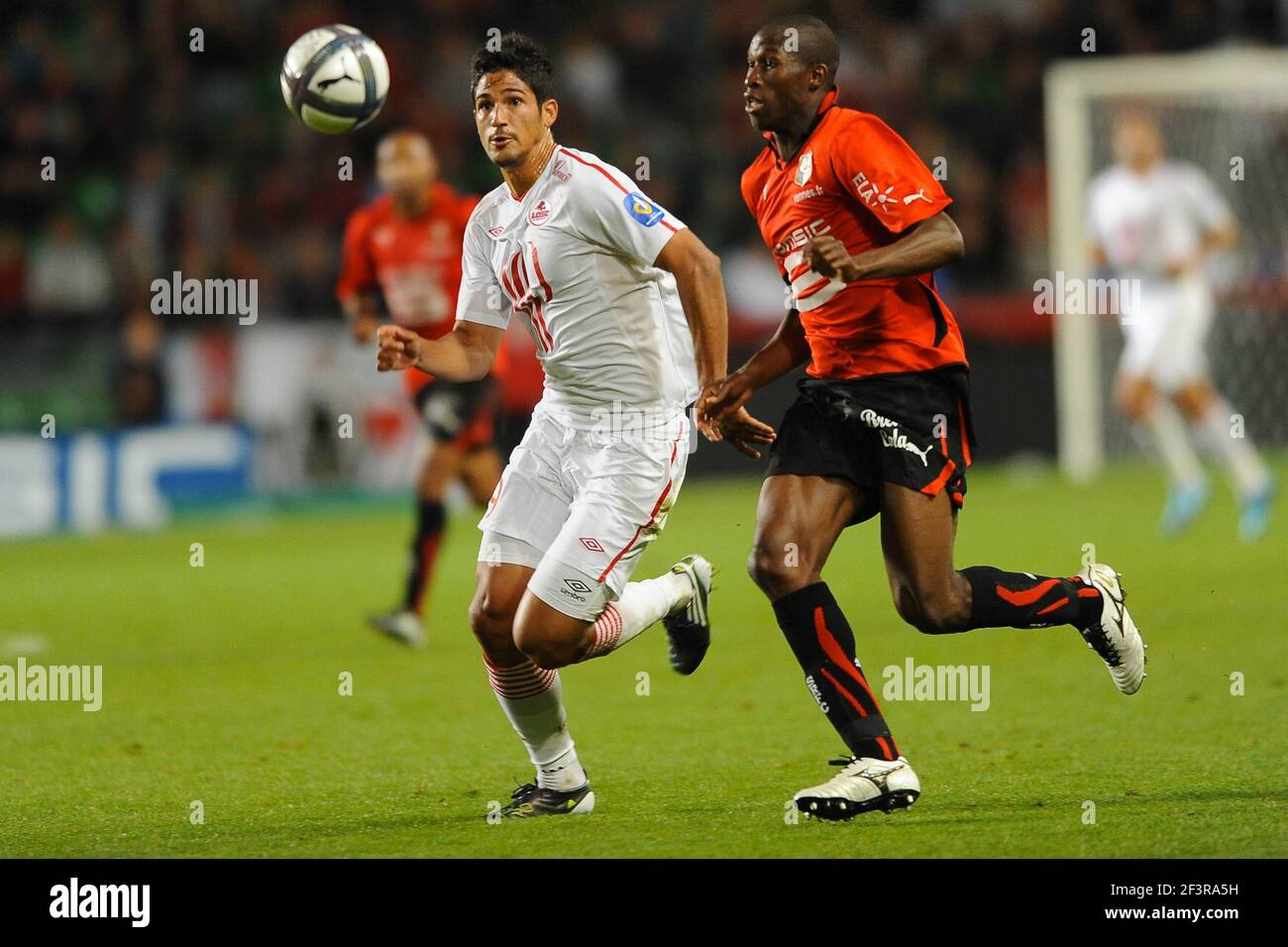 FOOTBALL - CHAMPIONNAT DE FRANCE 2010/2011 - L1 - STADE RENNAIS V LILLE OSC - 07/08/2010 - PHOTO PASCAL ALLEE / DPPI - TULIO DE MELO (LILLE) / ROD FANNI (RENNES) Banque D'Images