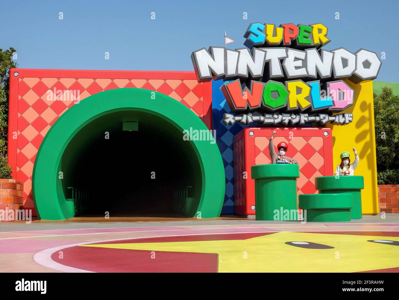 Vue générale montre la porte d'entrée de Super Nintendo World, une nouvelle  zone d'attraction avec le populaire personnage de jeu vidéo Mario qui est  prévu pour ouvrir au public le 18 mars,
