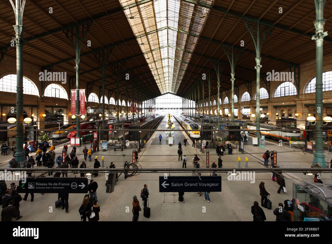 Hall de la Gare du Nord (gare du Nord) du XIXe siècle, qui abrite aujourd'hui Eurostar, Paris. Conçu par l'architecte français Jacques Hittorff et construit entre 1 Banque D'Images