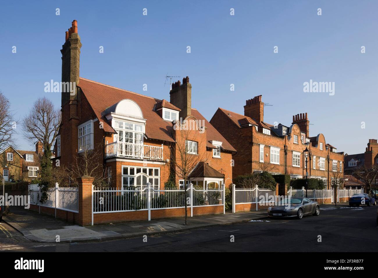 Les jardins de la reine Anne, à l'angle de Blenheim Road, Bedford Park, une partie de la première banlieue des jardins, un mouvement de développement urbain par Richard Shaw et Edward God Banque D'Images