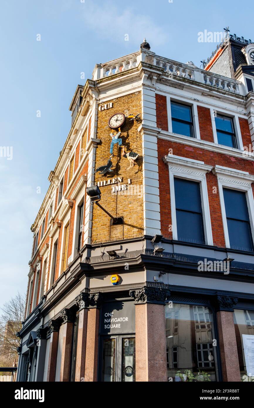 The Guinness Clock au coin de l'Archway Tavern, qui a cruellement besoin d'être réparé, Navigator Square, Londres, Royaume-Uni Banque D'Images