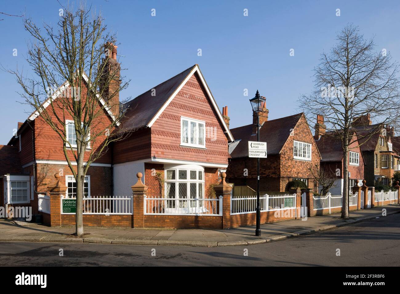 Vanbrugh Road, à l'angle de Marlborough Crescent, Bedford Park, une partie de la première banlieue-jardin, un mouvement de développement urbain par Richard Shaw et Edward God Banque D'Images