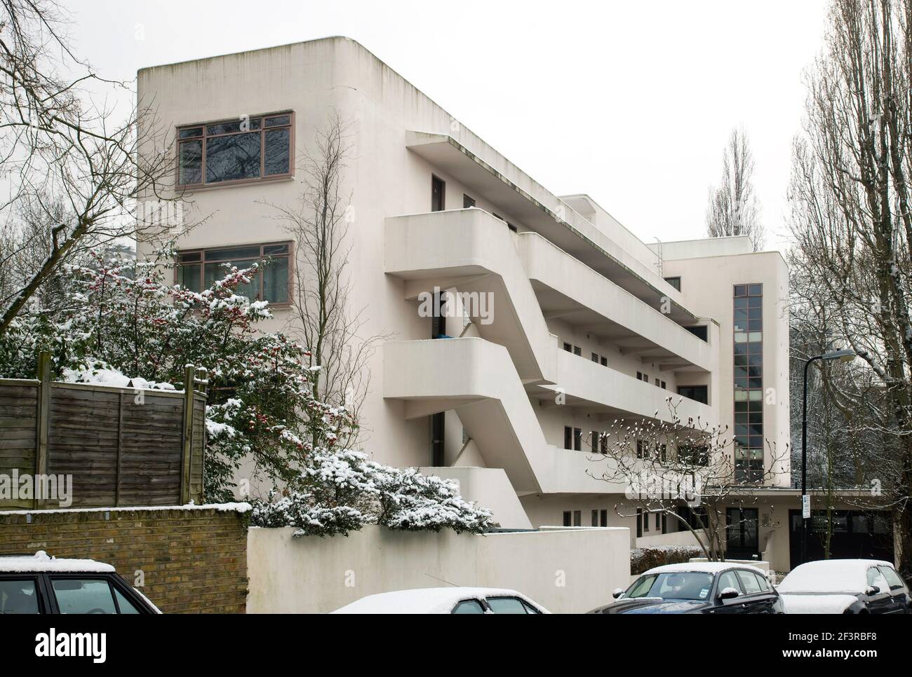 Le bâtiment Isokon de Lawn Road, Hampstead, Londres, un bloc de béton de 34 appartements conçus par l'architecte Wells Coates en 1940, dont les locataires comprenaient W Banque D'Images