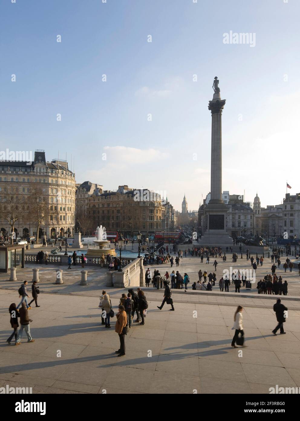 Vue vers le sud depuis la National Gallery sur Trafalgar Square, vers Nelson's Column, Whitehall et Big Ben, Londres, Royaume-Uni. Banque D'Images