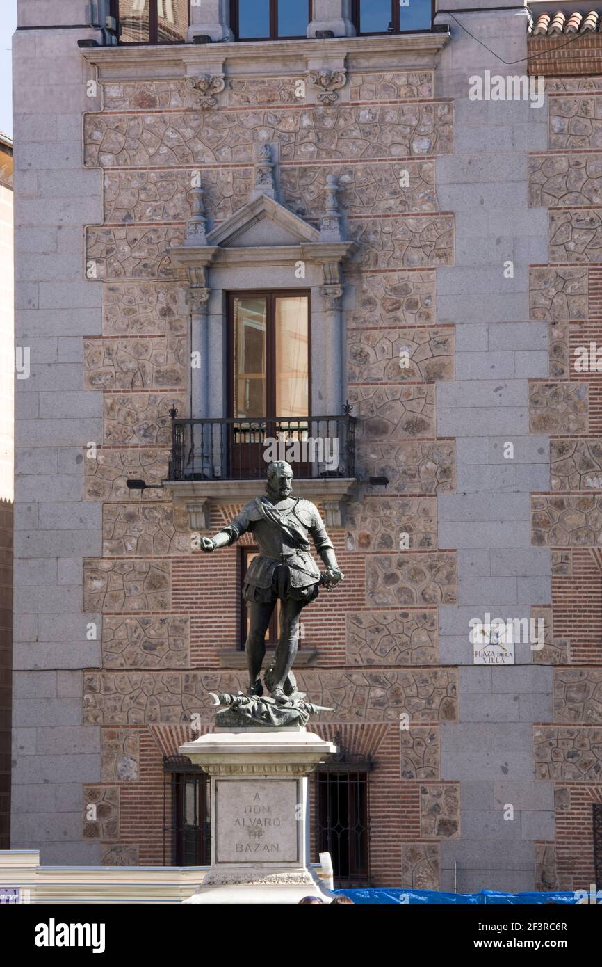 Statue de Benlliure d'Alvaro de Bazan sur la Plaza de la Villa en face de l'Hôtel de ville, Madrid, Espagne. Banque D'Images