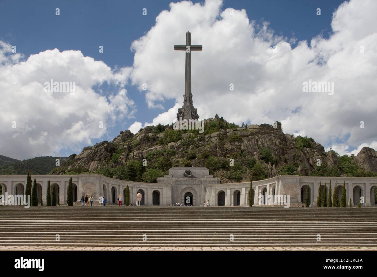 Vue depuis l'esplanade de la Valle de los Caidos, la Vallée des morts, une basilique catholique et un monument commémoratif, conçu par le dictateur espagnol Banque D'Images