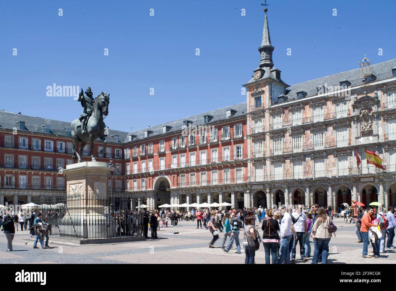 Statue de Philip III (1616) à cheval sur une place très fréquentée Mayor, Madrid, Espagne. Banque D'Images