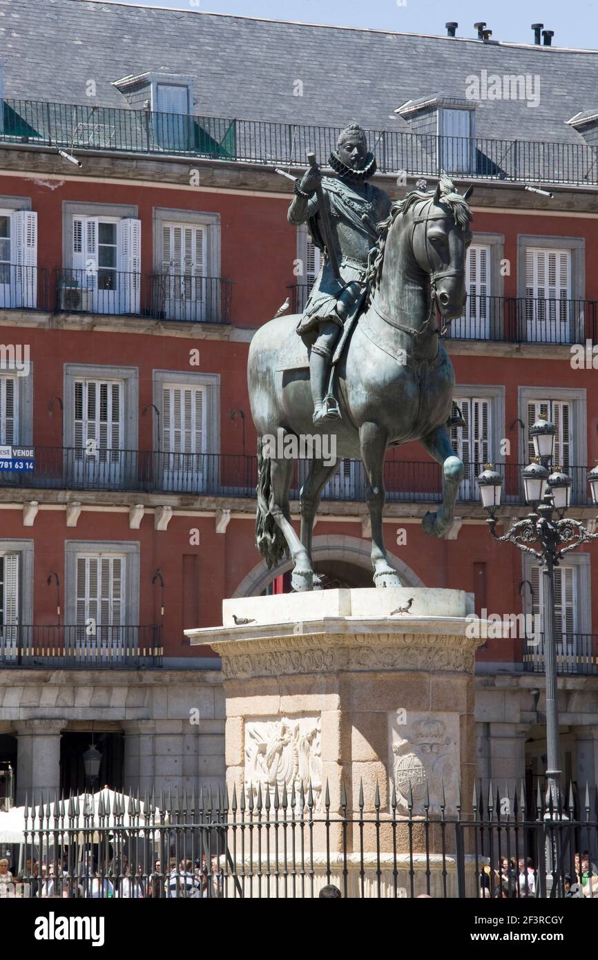 Statue de Philippe III à cheval (1616) devant la Casa de la Panaderia, Plaza Mayor, Madrid, Espagne. Banque D'Images