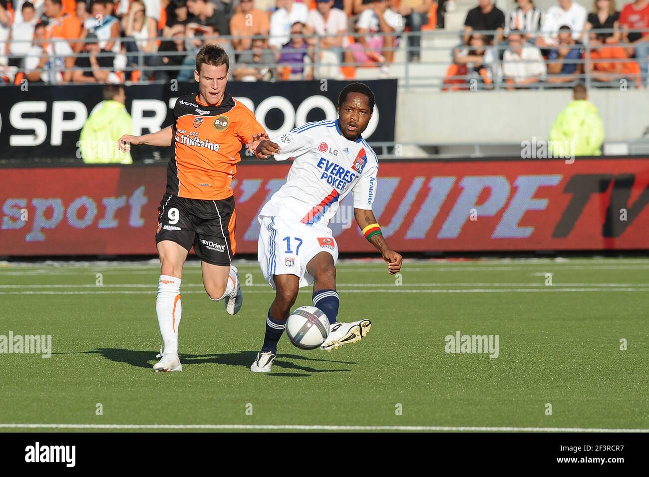 FOOTBALL - CHAMPIONNAT DE FRANCE 2010/2011 - L1 - FC LORIENT V OLYMPIQUE LYONNAIS - 28/08/2010 - PHOTO PASCAL ALLEE / DPPI - JEAN MAKOUN (OL) / KEVIN GAMEIRO (LOR) Banque D'Images