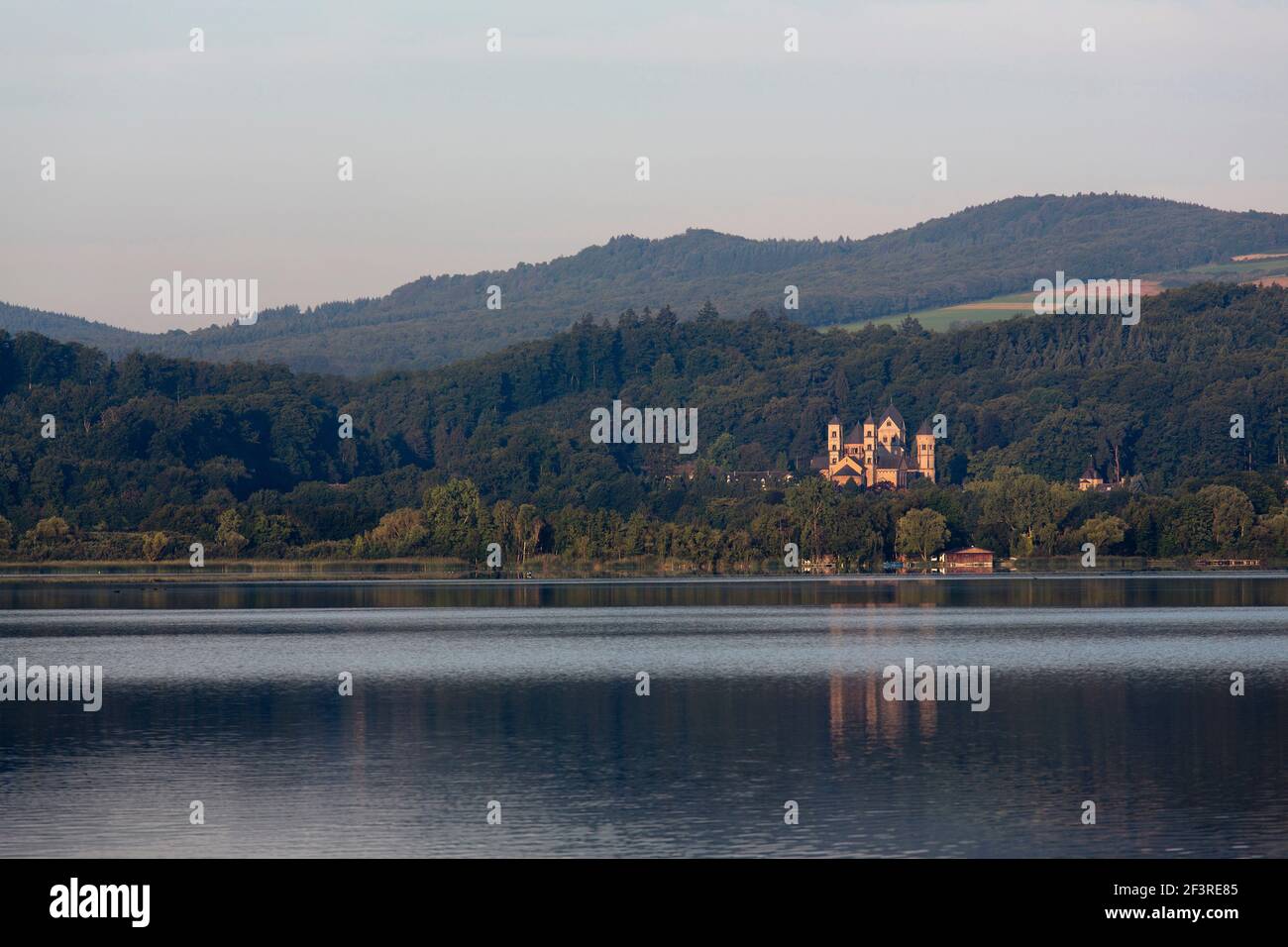 Lac Laacher avec abbaye de Maria Laach et collines boisées à distance, Rhénanie-Palatinat, Allemagne Banque D'Images