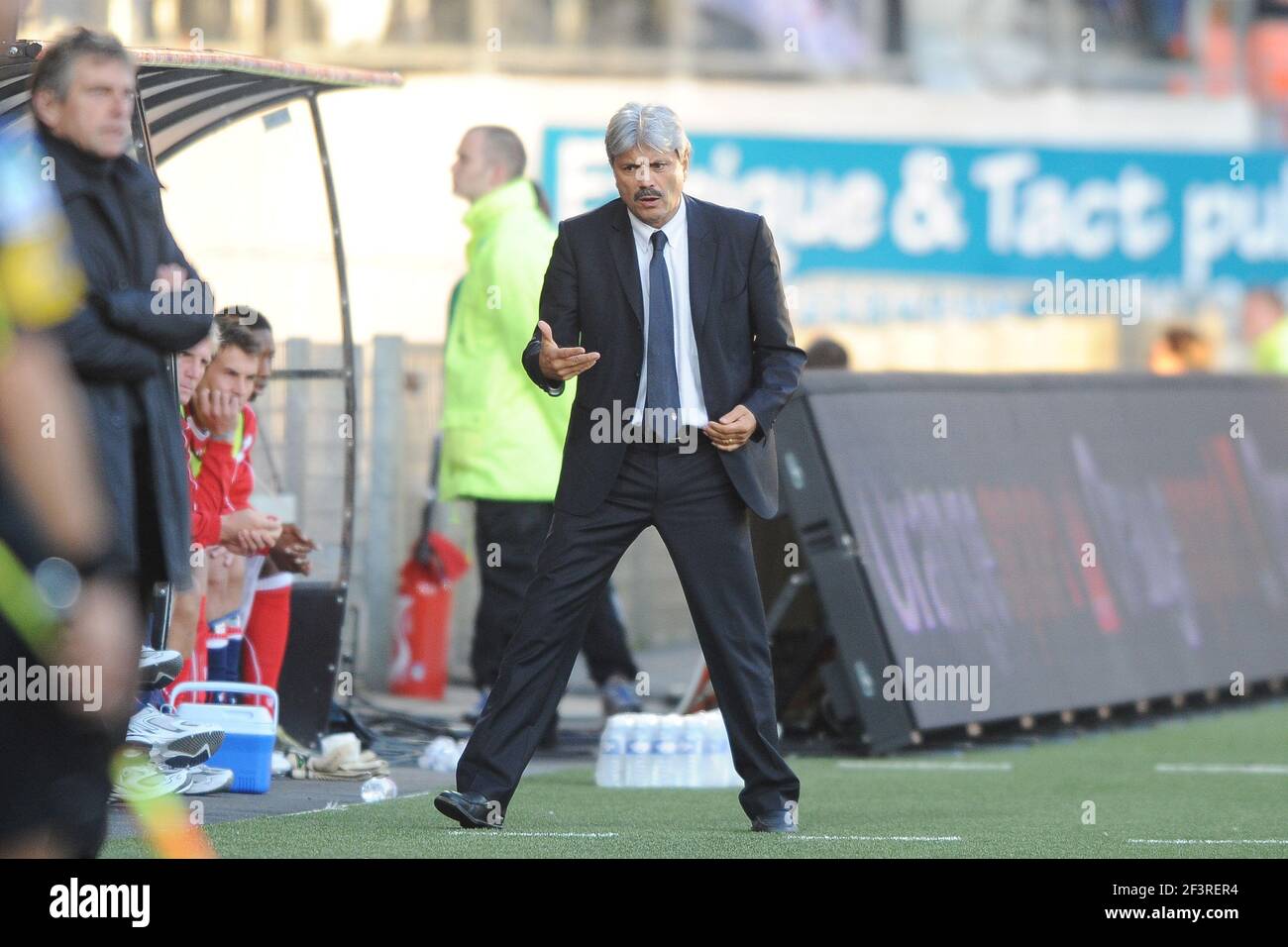 FOOTBALL - CHAMPIONNAT DE FRANCE 2010/2011 - L1 - FC LORIENT V AS MONACO - 25/09/2010 - PHOTO PASCAL ALLEE / DPPI - GUY LACOMBE (ENTRAÎNEUR DE MONACO) Banque D'Images