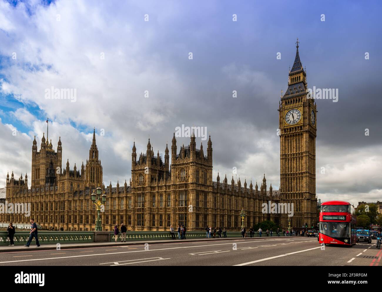 Le Parlement et un bus impérial rouge emblématique, sur le pont de Westminster à Londres, Angleterre, Royaume-Uni Banque D'Images