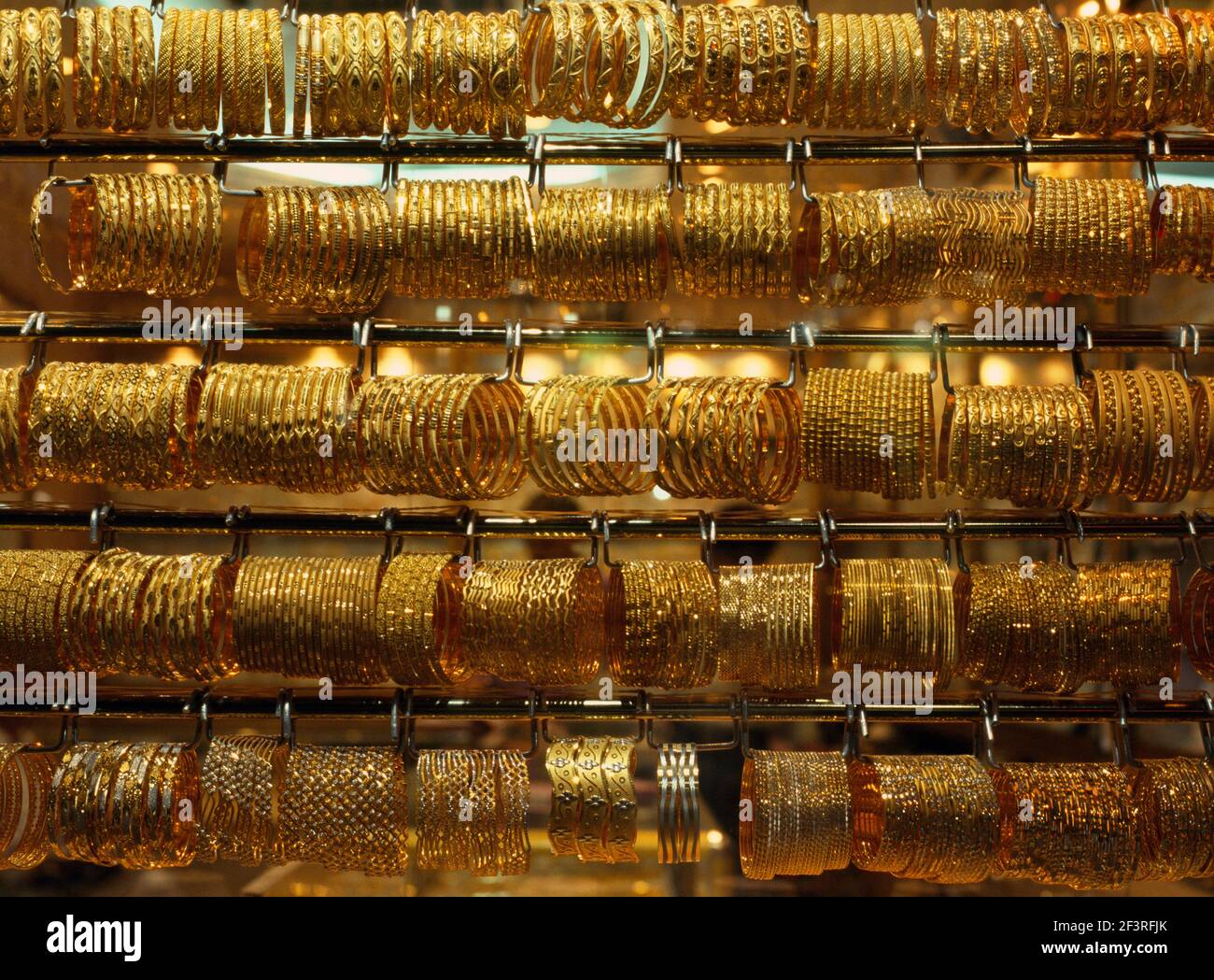 Bracelets et angles de souk d'or des Émirats arabes Unis de Dubaï Banque D'Images