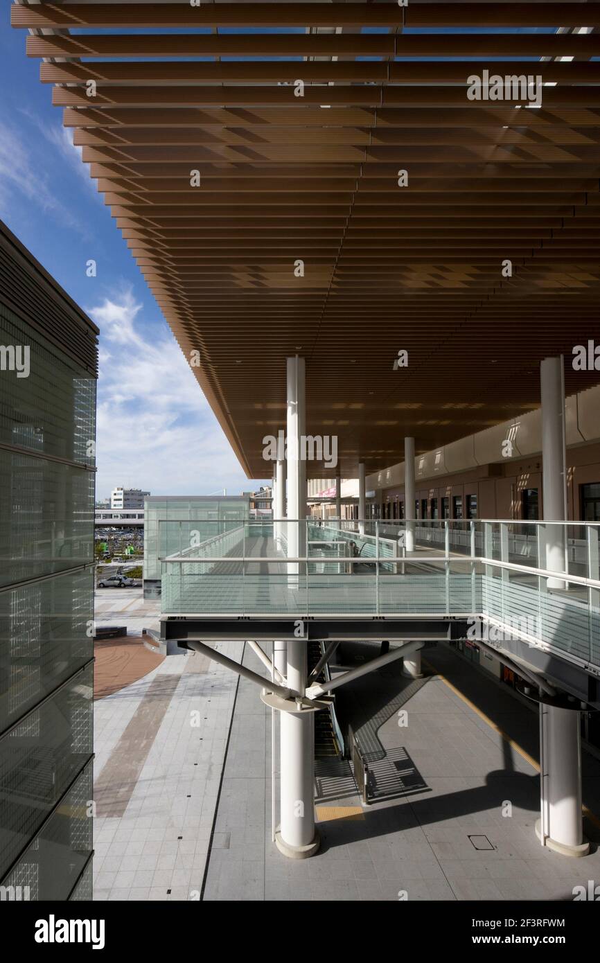 STATION NIIGATA PLACE SUD ET TERRASSE PIÉTONNE, bâtiment de la gare et place de la gare, vue de la terrasse piétonne vers l'est. Banque D'Images