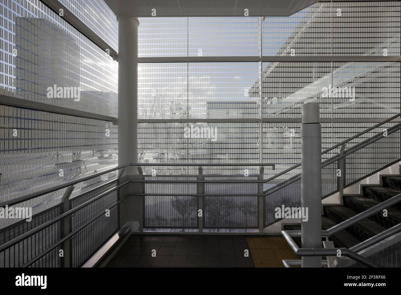 STATION NIIGATA PLACE DU SUD ET TERRASSE PIÉTONNE, bâtiment de la gare et place de la gare, vue intérieure de l'escalier à l'intérieur du cube connecteur. Banque D'Images