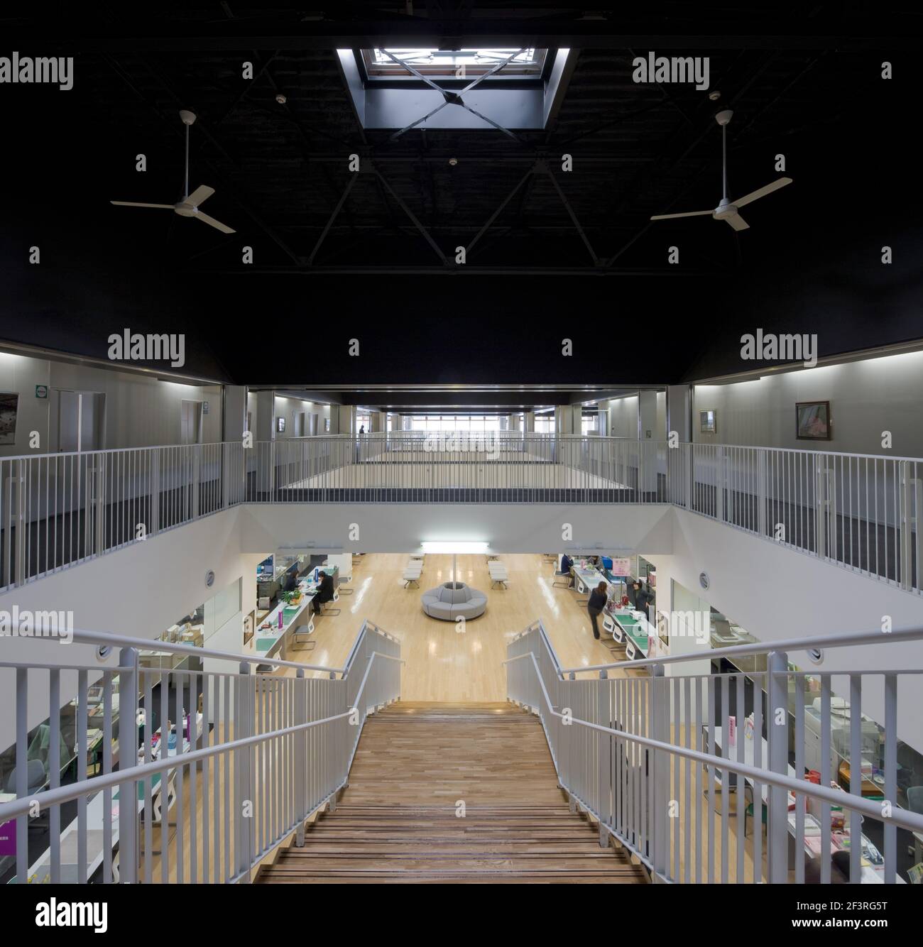 HÔTEL DE VILLE DE YAMANASHI, immeuble de bureaux du gouvernement, vue sur l'escalier principal depuis le 2ème étage Banque D'Images