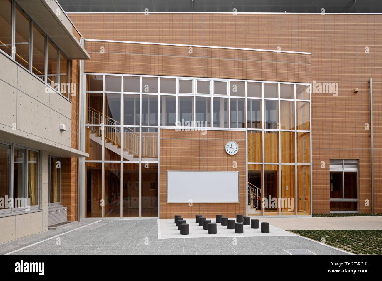 TOBISHIMA GAKUEN, École, vue sur une cour où des leçons de plein air peuvent être menées Banque D'Images