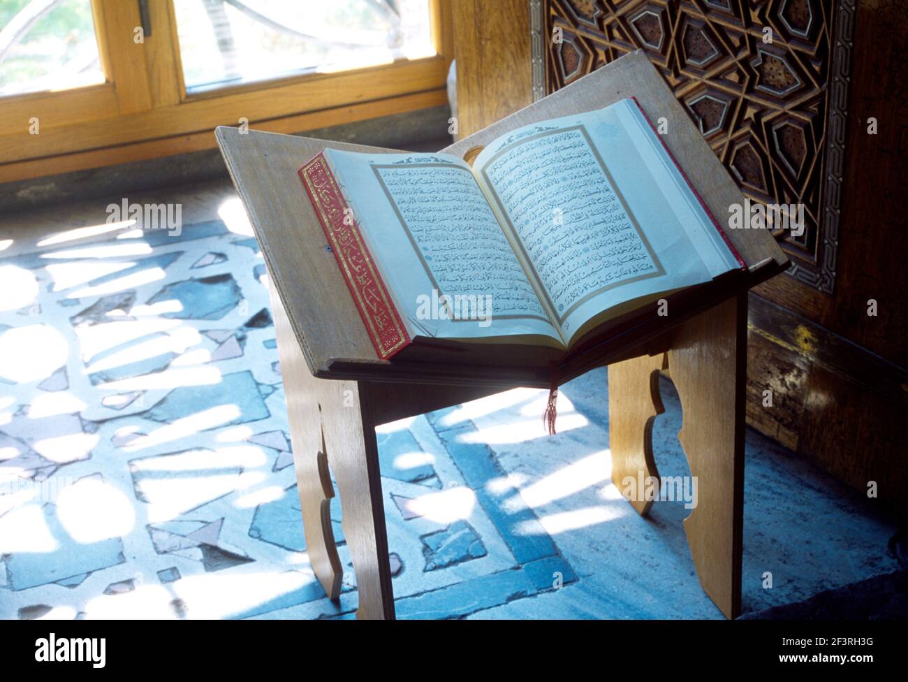 Istanbul Turquie Mosquée bleue Coran sur un stand Banque D'Images