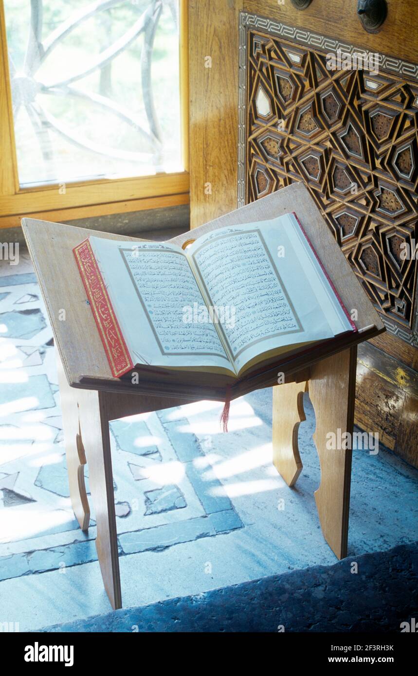 Istanbul Turquie Mosquée bleue Coran sur un stand Banque D'Images