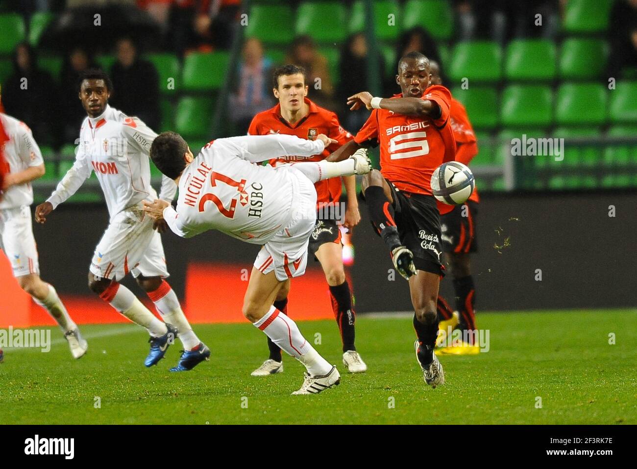 FOOTBALL - CHAMPIONNAT DE FRANCE 2010/2011 - L1 - STADE RENNAIS V AS MONACO - 4/12/2010 - PHOTO PASCAL ALLEE / DPPI - TONGO HAMED DOUMBIA (RENNES) / GEORGE DANIEL NICULAE (ASM) Banque D'Images