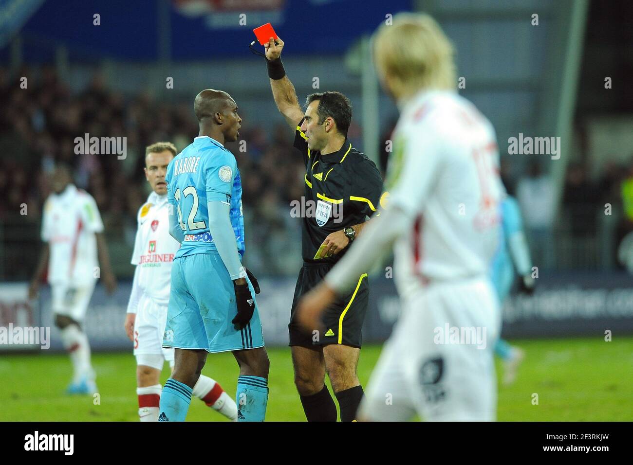 FOOTBALL - CHAMPIONNAT FRANÇAIS 2010/2011 - L1 - STADE BRESTOIS / OLYMPIQUE MARSEILLE - 22/12/2010 - PHOTO PASCAL ALLEE / DPPI - L'ARBITRE MR HERVE PICCIRILLO REMET UNE CARTE ROUGE À CHARLES KABORE (OM) POUR UNE FAUTE SUR MARIO LOCKA (BREST). Banque D'Images