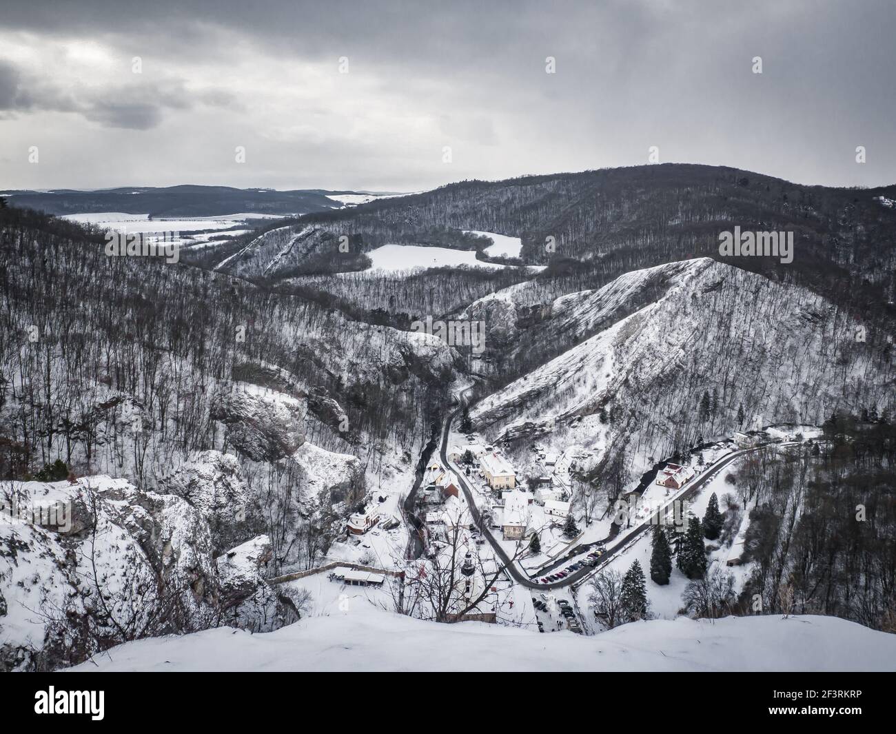 Vue magique sur les collines enneigées en hiver quand tout est couvert de blanc pur et le temps est sur le point de tomber à nouveau. Banque D'Images