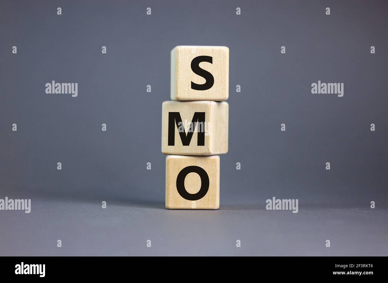 SMO, symbole d'optimisation des réseaux sociaux. Cubes en bois avec le mot « SMO - social media Optimization » sur un magnifique fond gris, espace de copie. Business, SM Banque D'Images