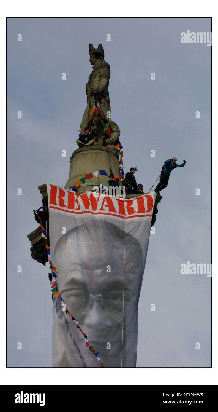 RÉCOMPENSEZ le DALAÏ LAMA... dans les premières heures de ce matin, Gary Connery est devenu le premier homme à descendre de la colonne de Nelsons de 120 pieds à Trafalgar Square, L'événement promu par "agir pour le Tibet" a été de mettre en évidence les événements au Tibet et de soutenir la position du Dalaï Lamas résistant à la présence chinoise au Tibet.à pic David Sandison 9/5/2003 Banque D'Images