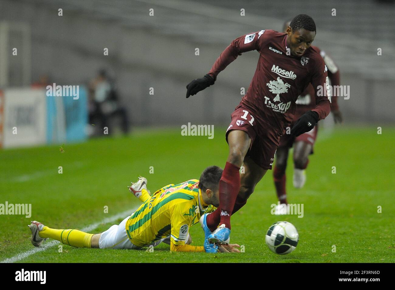 FOOTBALL - CHAMPIONNAT DE FRANCE 2010/2011 - L2 - FC NANTES V FC METZ - 18/02/2011 - PHOTO PASCAL ALLEE / DPPI - DIAFRA SAKHO (FCM) / DAMIEN TEXIER (FCN) Banque D'Images