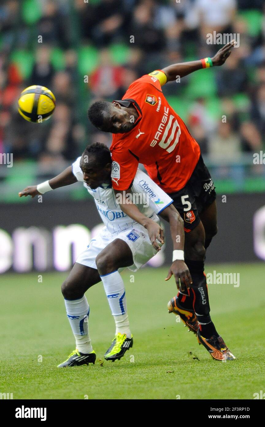 FOOTBALL - CHAMPIONNAT DE FRANCE 2010/2011 - L1 - STADE RENNAIS V AJ AUXERRE - 2/04/2011 - PHOTO PASCAL ALLEE / DPPI - DENNIS OLICH (AJA) / KADER MANGANE (REN) Banque D'Images