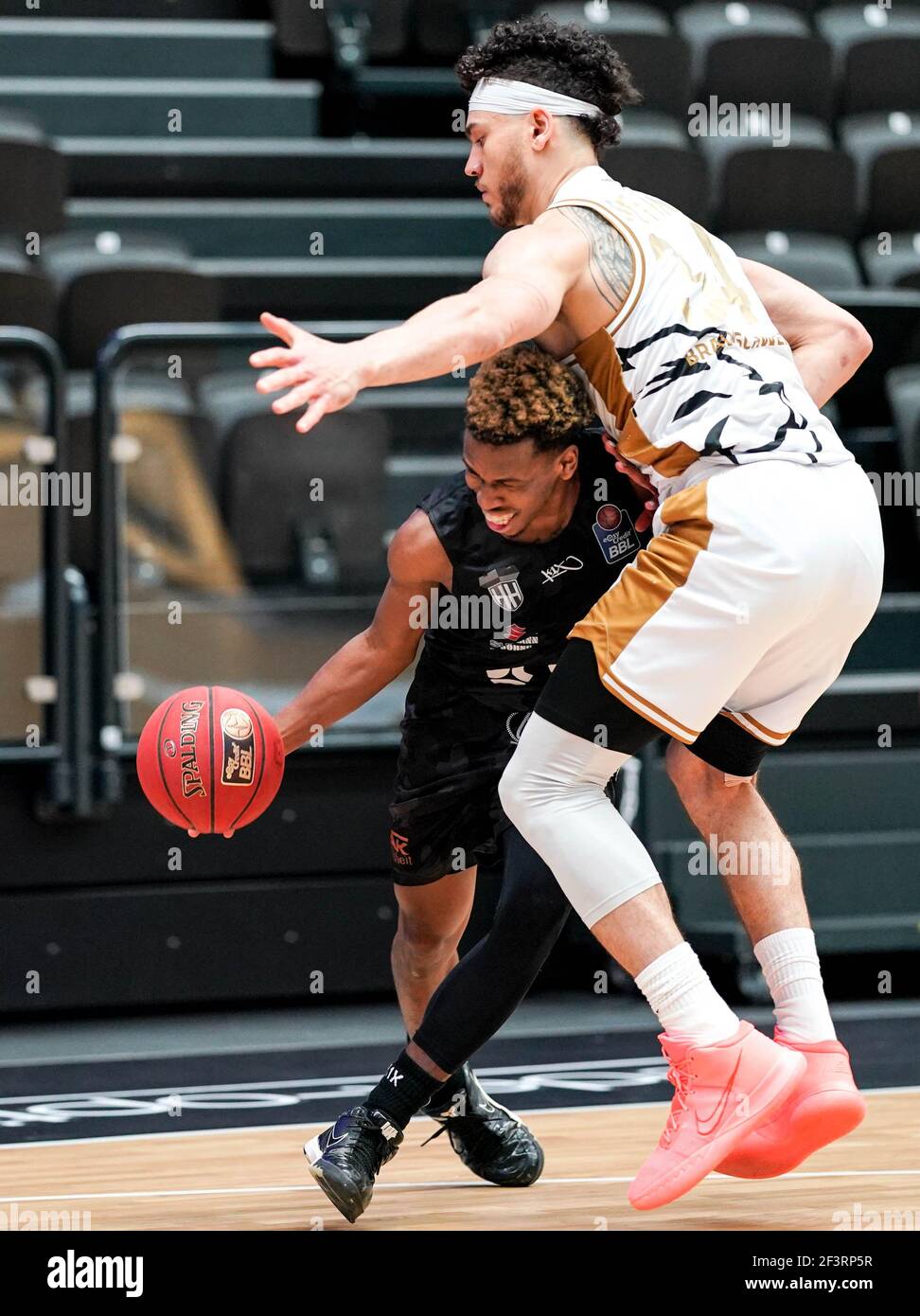 Hambourg, Allemagne. 17 mars 2021. Basket-ball: Bundesliga, Hamburg Towers - Löwen Braunschweig, main Round, Matchday 15. TJ Short, le gardien de Hambourg (l), essaie de passer le ballon devant le centre de Braunschweig, Gavin Schilling. Credit: Axel Heimken/dpa/Alay Live News Banque D'Images