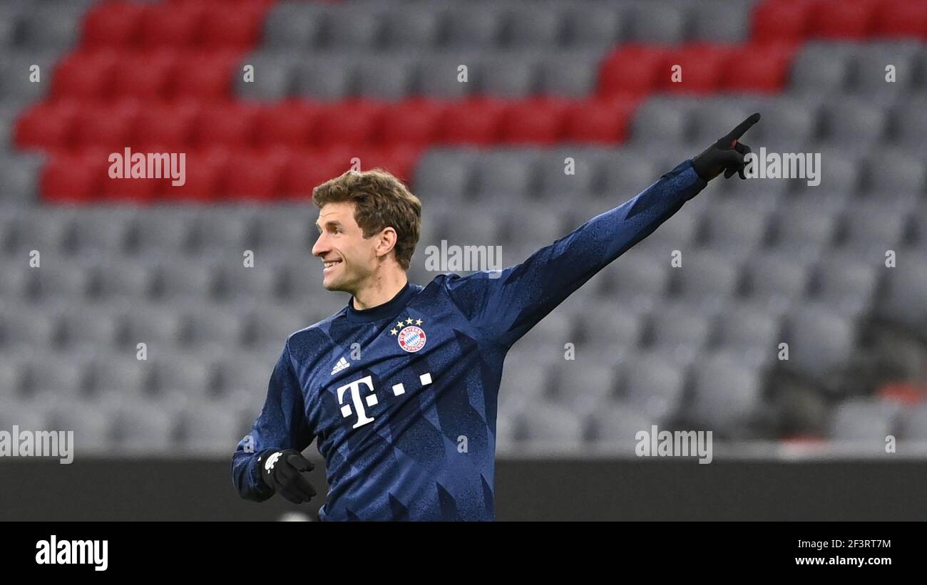 Munich, Allemagne. 17 mars 2021. Football: Ligue des Champions, Bayern Munich - Lazio Roma, knockout round, round de 16, deuxième étape à Allianz Arena. Le milieu de terrain de Munich Thomas Müller fait des gestes avant le match. NOTE IMPORTANTE: Conformément aux règlements de la DFL Deutsche Fußball Liga et de la DFB Deutscher Fußball-Bund, il est interdit d'utiliser ou d'avoir utilisé des photos prises dans le stade et/ou du match sous forme de séquences d'images et/ou de séries de photos de type vidéo. Credit: Sven Hoppe/dpa/Alay Live News Banque D'Images