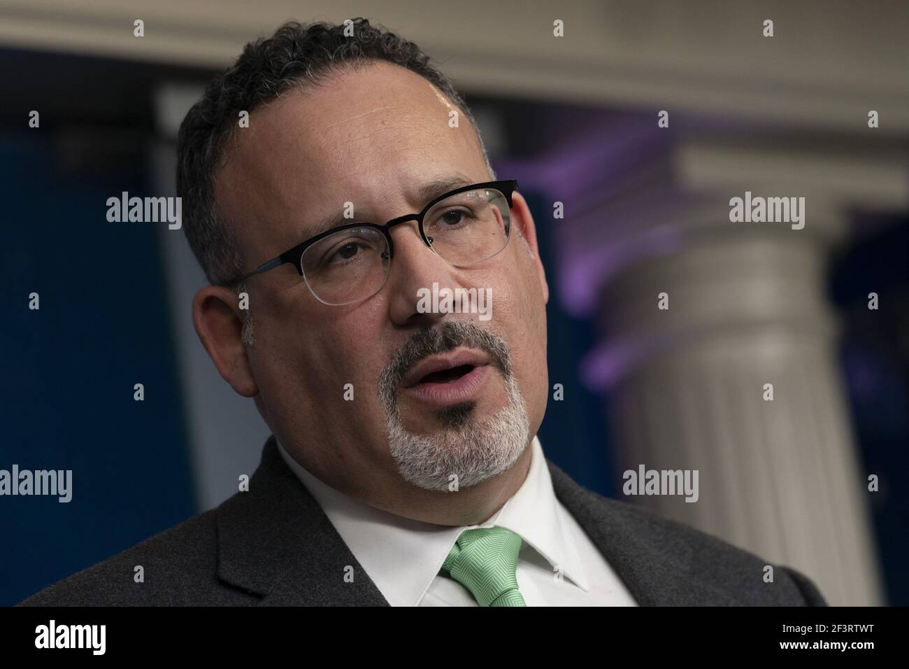 Washington, États-Unis. 17 mars 2021. Le secrétaire américain à l'éducation Miguel Cardona tient un exposé à la Maison Blanche à Washington, DC, le 17 mars 2021. Photo de Chris Kleponis/UPI crédit: UPI/Alay Live News Banque D'Images