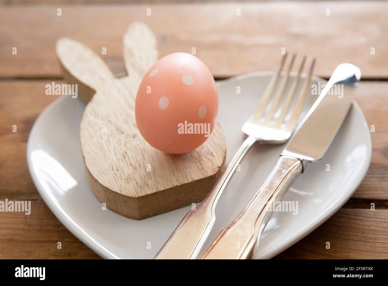 Table de repas de Pâques décorée de lapin de pâques et de pâques au printemps œufs Banque D'Images