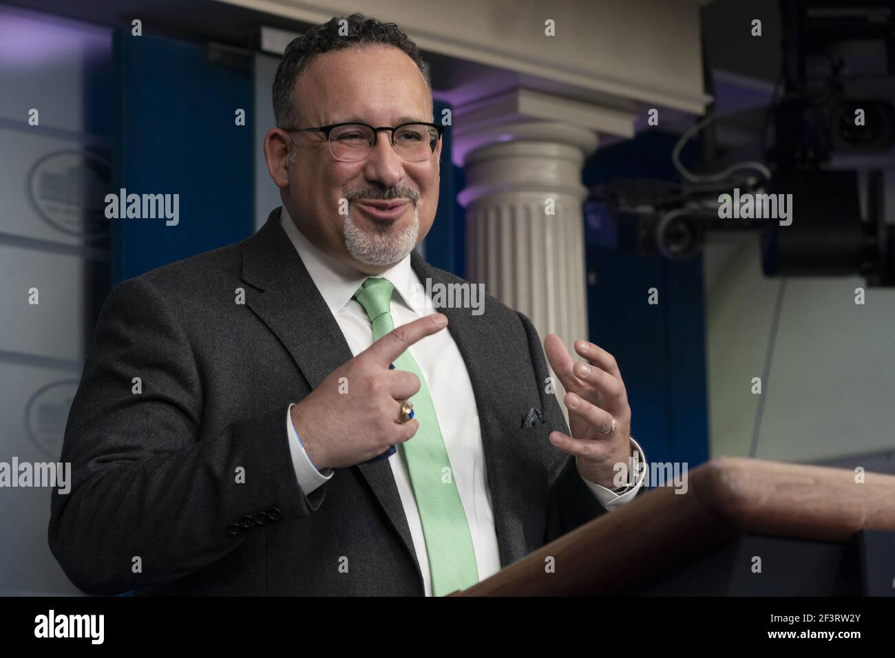 Washington, États-Unis. 17 mars 2021. Le secrétaire américain à l'éducation Miguel Cardona tient un exposé à la Maison Blanche à Washington, DC, le 17 mars 2021. Photo de Chris Kleponis/UPI crédit: UPI/Alay Live News Banque D'Images