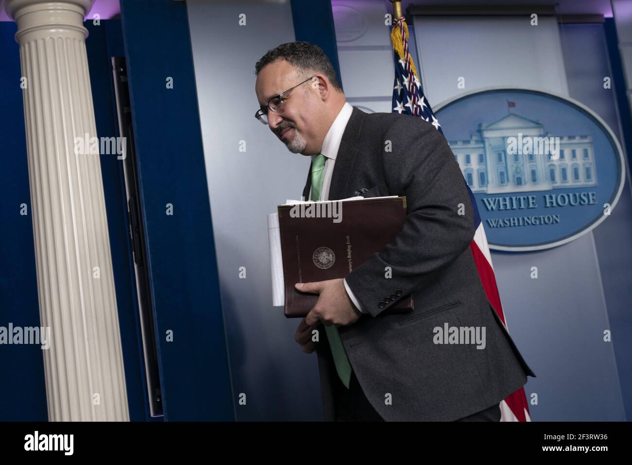 Washington, États-Unis. 17 mars 2021. Le secrétaire américain à l'éducation Miguel Cardona tient un exposé à la Maison Blanche à Washington, DC, le 17 mars 2021. Photo de Chris Kleponis/UPI crédit: UPI/Alay Live News Banque D'Images