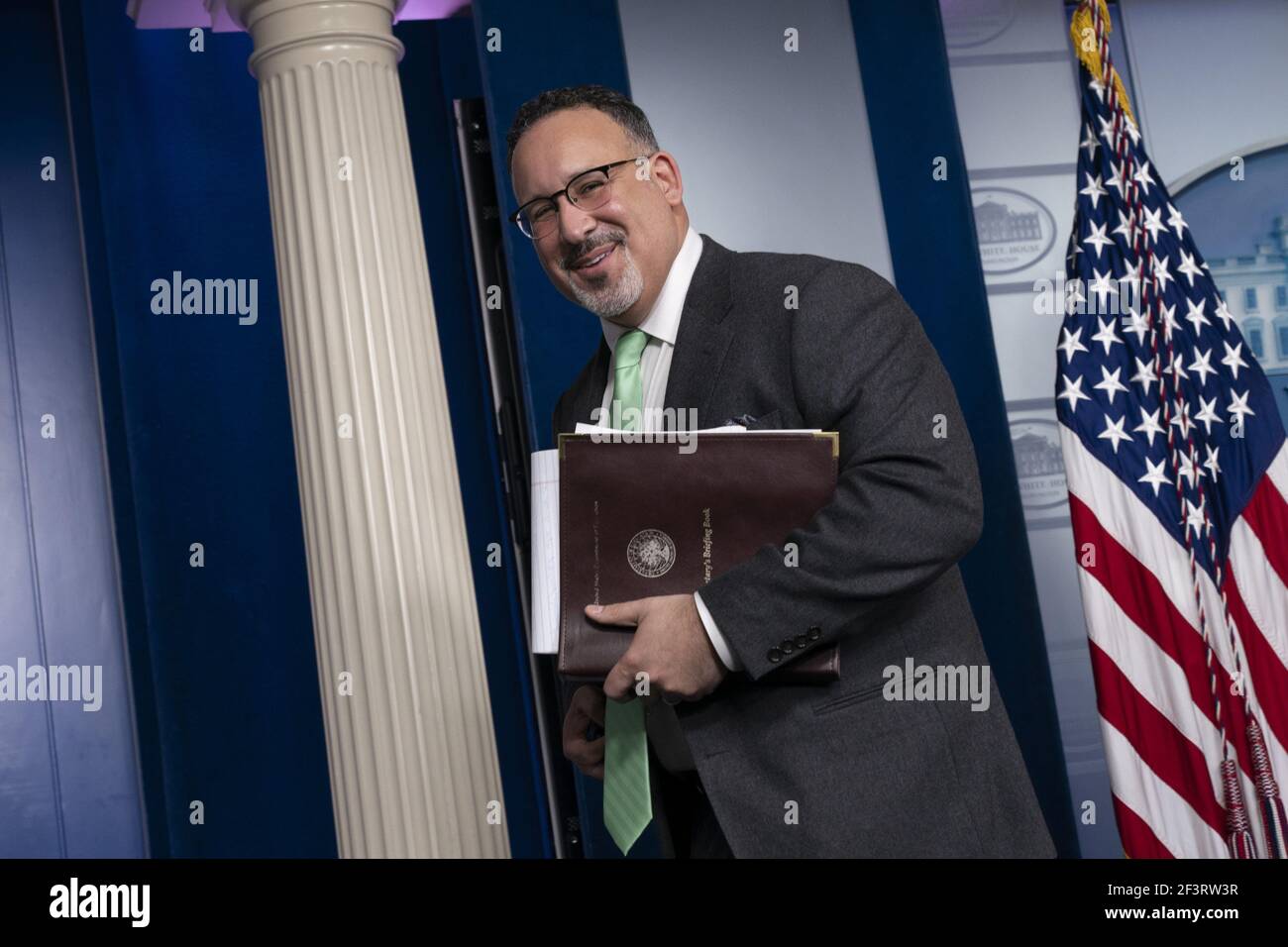 Washington, États-Unis. 17 mars 2021. Le secrétaire américain à l'éducation Miguel Cardona tient un exposé à la Maison Blanche à Washington, DC, le 17 mars 2021. Photo de Chris Kleponis/UPI crédit: UPI/Alay Live News Banque D'Images