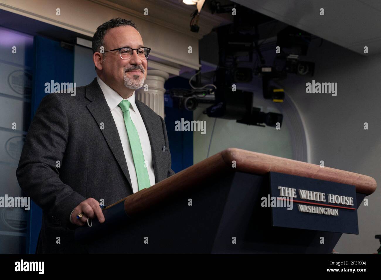 Le secrétaire américain à l'éducation Miguel Cardona tient un exposé à la Maison Blanche à Washington, DC, le 17 mars 2021. Crédit: Chris Kleponis / piscine via CNP Banque D'Images