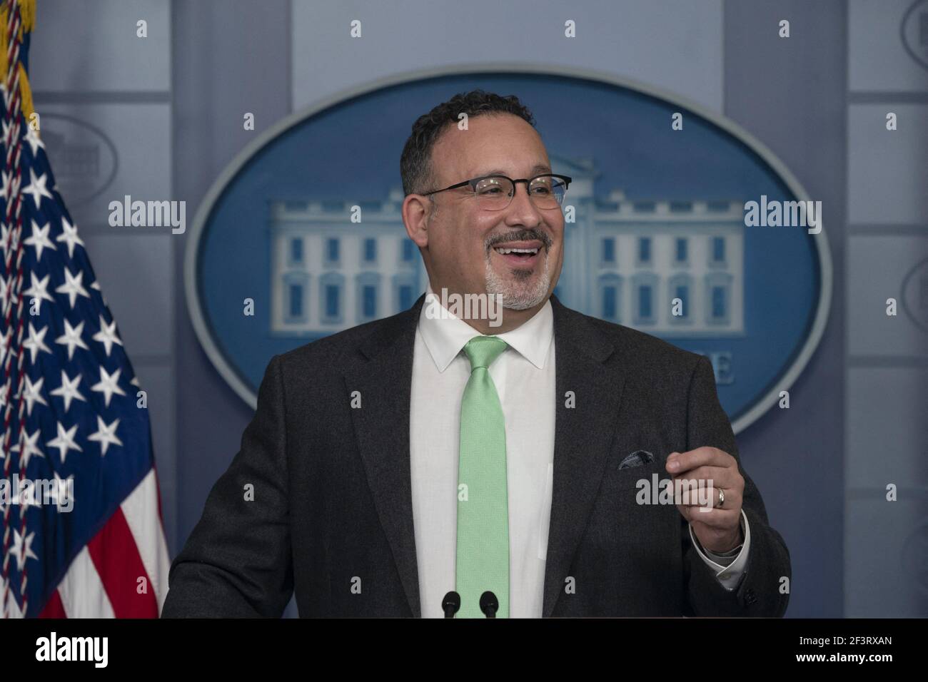 Le secrétaire américain à l'éducation Miguel Cardona tient un exposé à la Maison Blanche à Washington, DC, le 17 mars 2021. Crédit: Chris Kleponis / piscine via CNP Banque D'Images