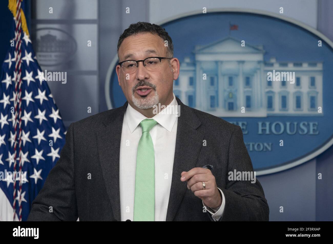 Le secrétaire américain à l'éducation Miguel Cardona tient un exposé à la Maison Blanche à Washington, DC, le 17 mars 2021. Crédit: Chris Kleponis / piscine via CNP Banque D'Images