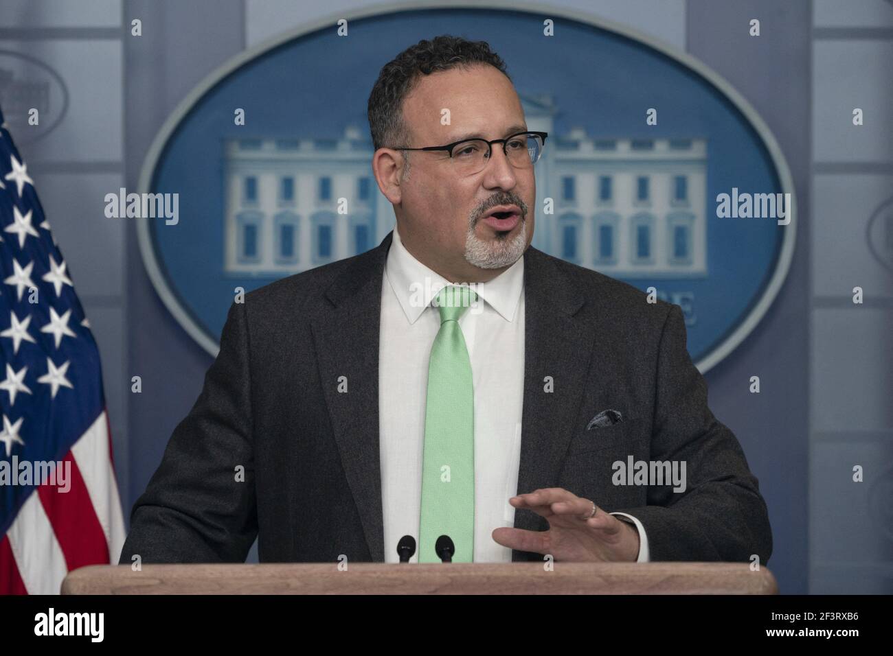 Le secrétaire américain à l'éducation Miguel Cardona tient un exposé à la Maison Blanche à Washington, DC, le 17 mars 2021. Crédit: Chris Kleponis / piscine via CNP Banque D'Images