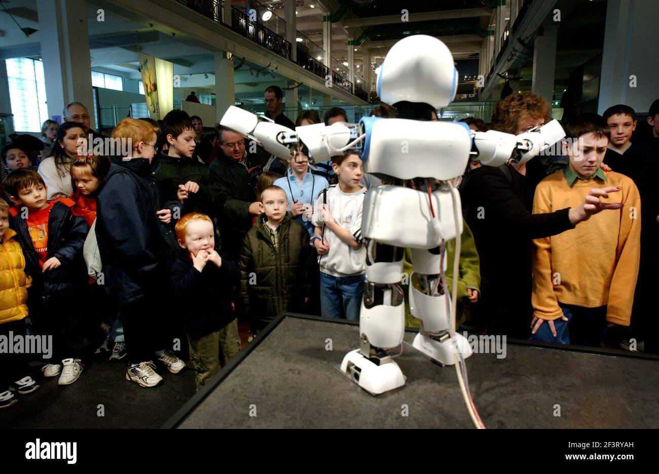 les enfants ne communiquent pas à moitié avec le pino, un robot du japon. 21 février 2002 Pilston Banque D'Images