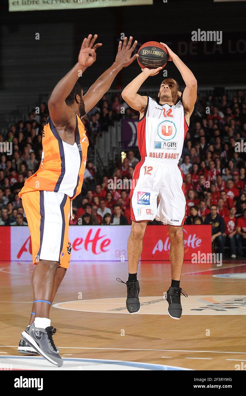 CHOLET, FRANCE - NOVEMBRE 11: BASKET-BALL - CHAMPIONNAT FRANÇAIS PRO A 2011-2012 - CHOLET (FRA) - 11/11/2011 - PHOTO : PASCAL ALLEE / SPORTS CHAUDS / DPPI - CHOLET V GRAVELINES - BATAILLE DE TALOR (CB) / JK EDWARDS Banque D'Images