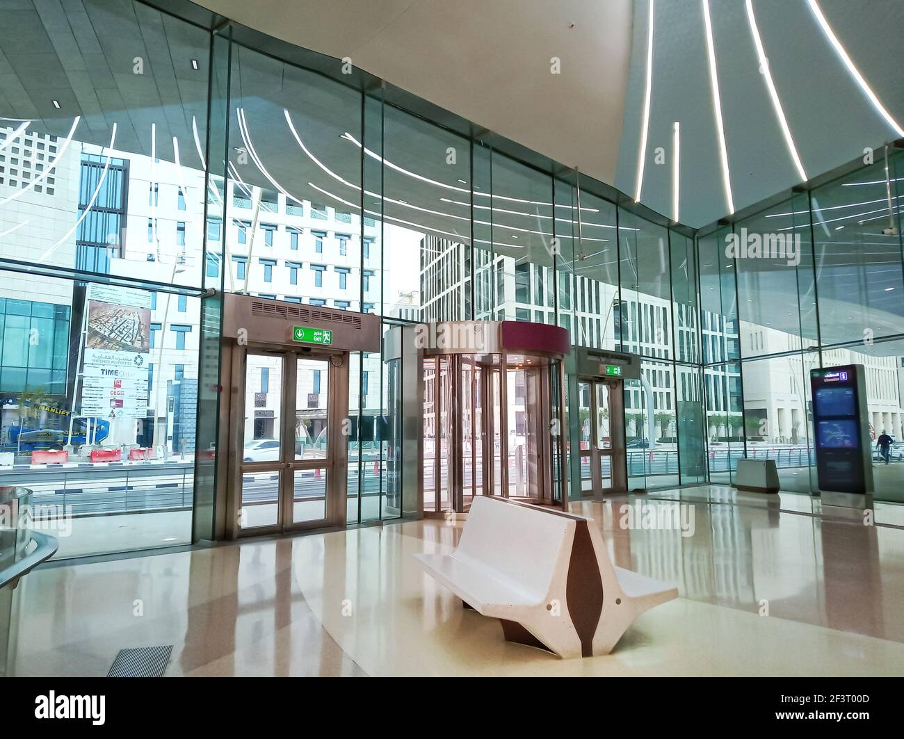 Vue sur les intérieurs modernes de la station de métro de Doha. Banque D'Images