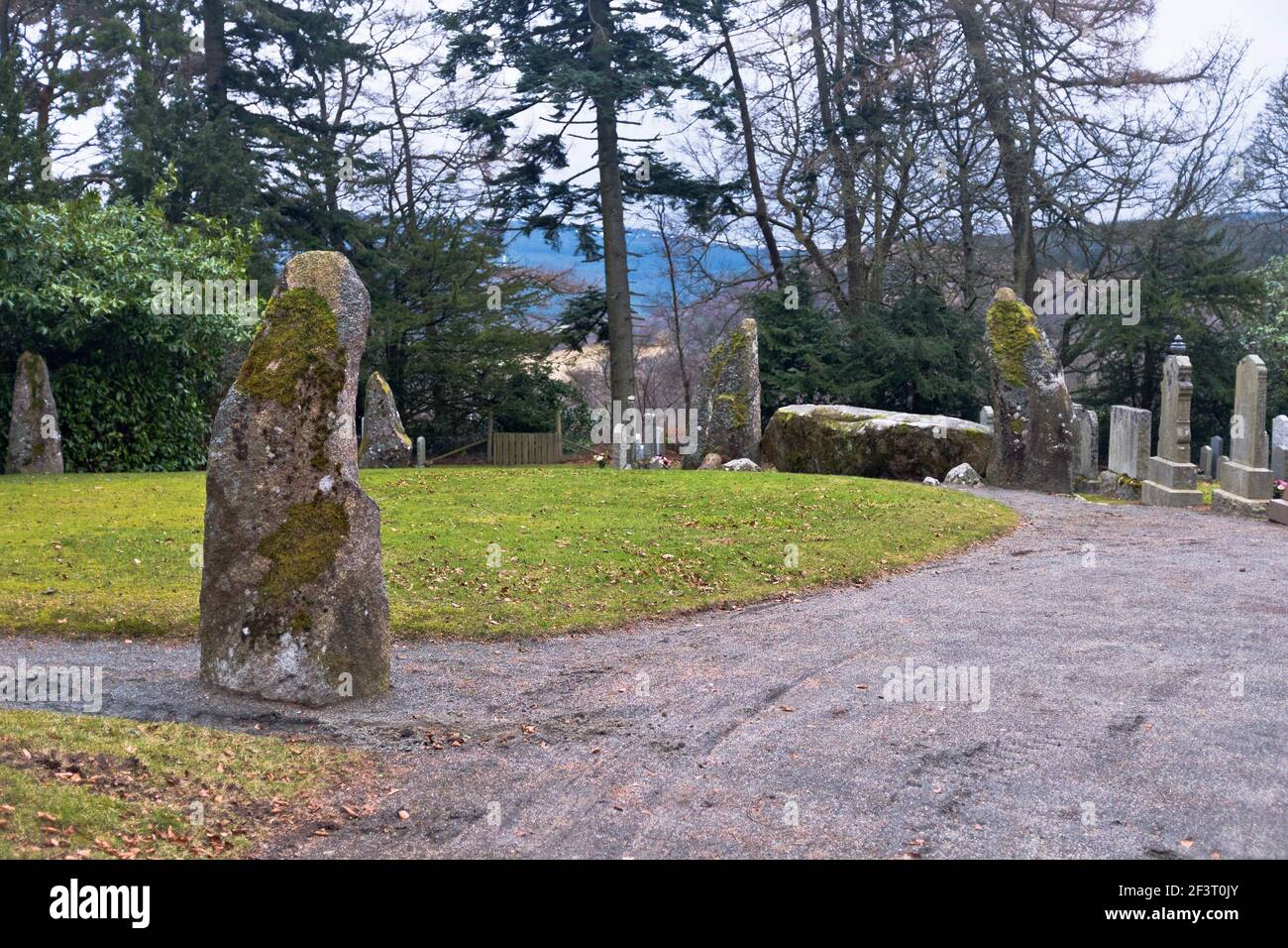 dh cercle de pierre à position allongée MIDMAR ECHT KIRK ABERDEENSHIRE Bronze écossais des pierres debout datant de l'âge sonnent dans le cimetière de l'église d'écosse Banque D'Images