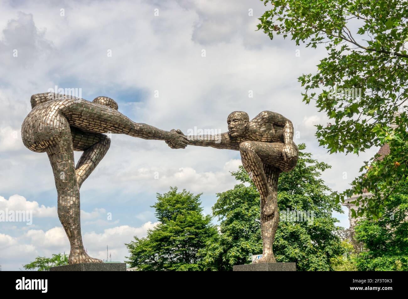 Traversez la sculpture de division par Rick Kirby. Acier inoxydable. 2000. À l'extérieur de l'hôpital St Thomas, Londres. Banque D'Images