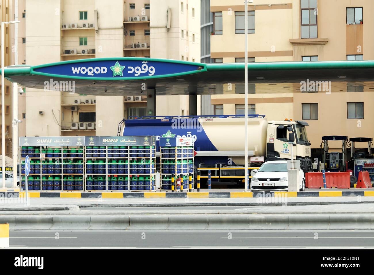 Vue sur la station-service Woqod à Doha, Qatar. WOQOD est une société pétrolière et gazière de Qatar qui se concentre sur la distribution et la vente de produits pétroliers raffinés. Banque D'Images