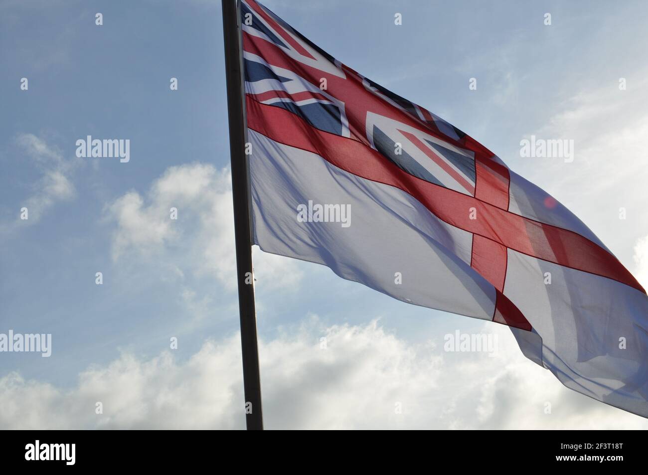 Ensign blanc volant sur HMS Ark Royal Banque D'Images