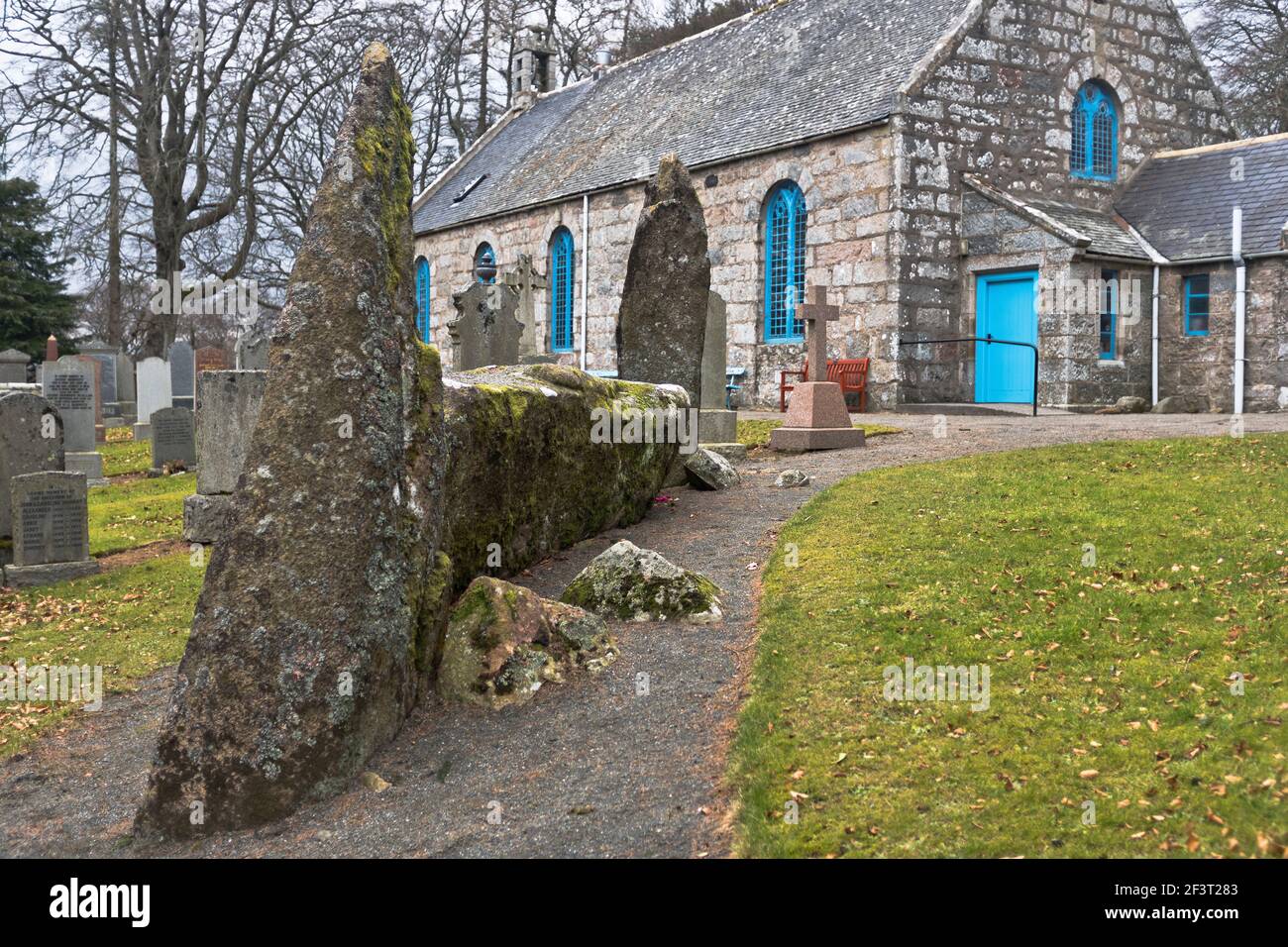 dh cercle de pierres à position allongée MIDMAR ABERDEENSHIRE flanker d'âge de bronze écossais Des pierres sont gravées dans l'église d'Echt et de Midmar, le cimetière de kirk en écosse néolithique Banque D'Images