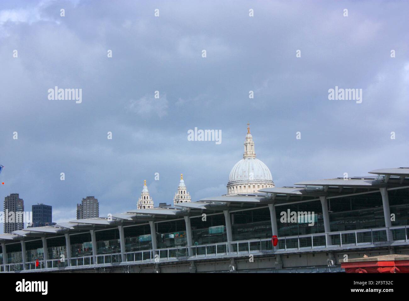 La Tamise et la City de Londres Banque D'Images